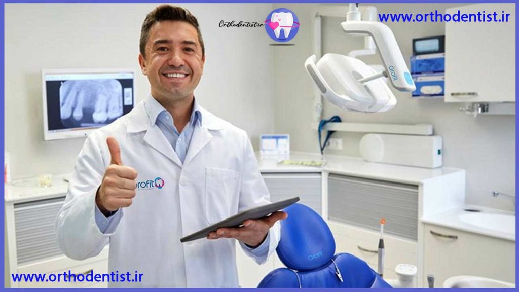معاینه بیمار ارتودنسی توسط متخصص